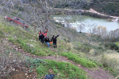 Uçuruma yuvarlanan kamyonetten son anda kurtuldu