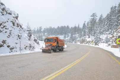 Antalya-Konya karayolunda kar kalınlığı 25 santime ulaştı