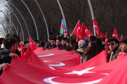 Yüzlerce öğrenci şehit düşen 12 kahraman asker için yürüdü