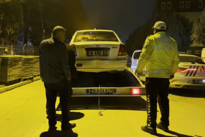 Polis ekipleri alkollü sürücüyü polis otosuna bindirmek için ter döktü