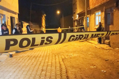 Araçla girdikleri sokakta bir evi kurşun yağmuruna tuttular