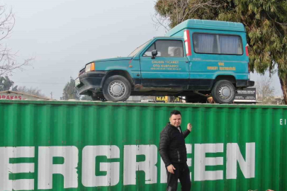 Hatay’da ilginç görüntü: Konteyner üzerindeki aracı gören bir daha bakıyor