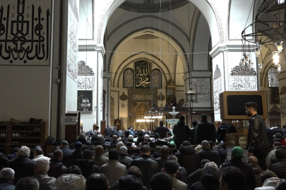 Ramazan'ın ilk cumasında Bursalılar Ulu Cami'ye akın etti
