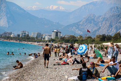 Antalya'da Dünyaca Ünlü Sahilde Bayramdaki Yoğunluk Yaz Aylarını Aratmadı