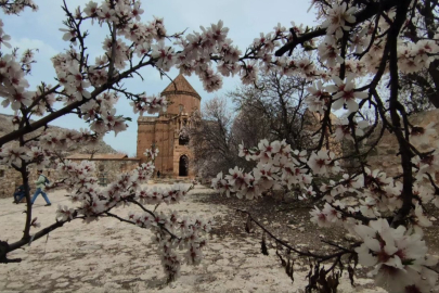 Akdamar Adası'nın Gündüzü Ayrı Gecesi Ayrı Güzel