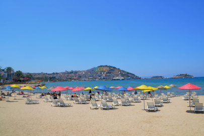Kuşadası'nın halk plajlarında şemsiye ve şezlonglar artık ücretsiz