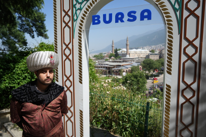 Bursa'da Tarihi Surlara Çıkanlar Karşılarında Padişah Kıyafetli Fenomeni Gördü