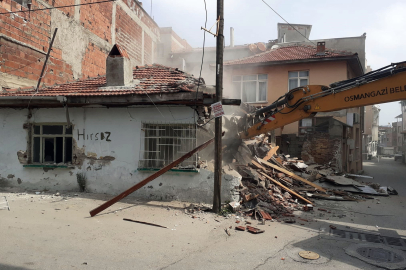 Osmangazi'de Terkedilmiş Binaların Yıkım Çalışmaları Devam Ediyor
