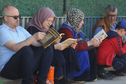 Dualar Okuyarak Çocuklarının Sınavdan Çıkmasını Beklediler