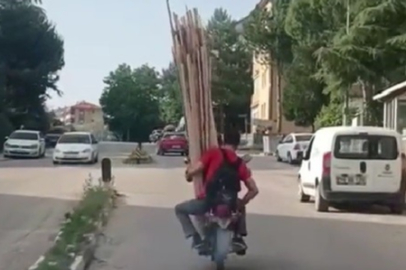 Tehlikeli Motosiklet Yolculuğuyla Karabük Trafiğinde Riskli Anlar!