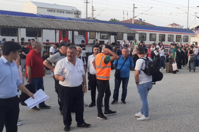 Tren Durdu, Yüzlerce Yolcu İstasyonda Kaldı