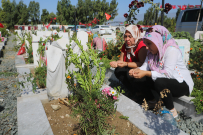 Deprem Mezarlığında Hüzünlü Bayram