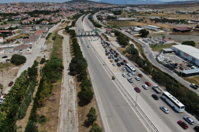 Alaçatı Gişelerinde yüzlerce metre araç kuyruğu