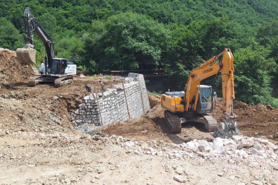 2 Mahalleyi Bağlayacak Köprünün Yapımı Devam Ediyor