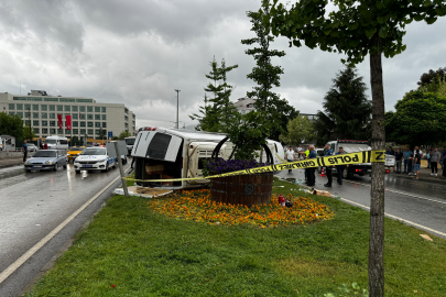 Minibüs Refüje Çarparak Yan Yattı: Ölü ve Yaralılar Var