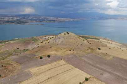 Elazığ'daki höyük manzarası ile dikkat çekiyor