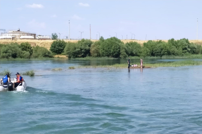 Dicle Nehri'ndeki Adacıkta Mahsur Kalan Aile Kurtarıldı