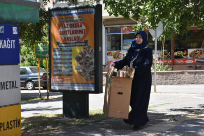 Biriktirdiği Atıklarla Çocukları Sevindiren İnsanın Hikayesi