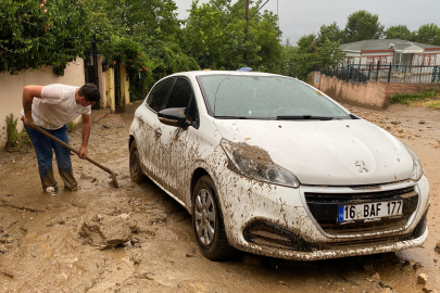 Bursa'da Dere Taştı Otomobilleri Önüne Sürükledi