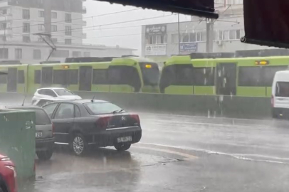 Bursa'da Aniden Bastıran Sağanak Yağış Şehri Etkisi Altına Aldı