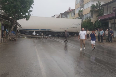 Bursa'da Dereler Taştı Yollar Kapandı