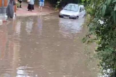Sağanak Yağış Kartal'da Sokakları Göl'e Döndürdü