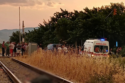 Raylardan Karşıya Geçmek İsteyen 2 Kişiye Tren Çarptı