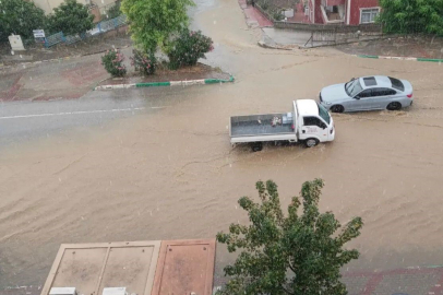 Bursa'da  Araçlar Yolda Kaldı, Rögarlar Taştı