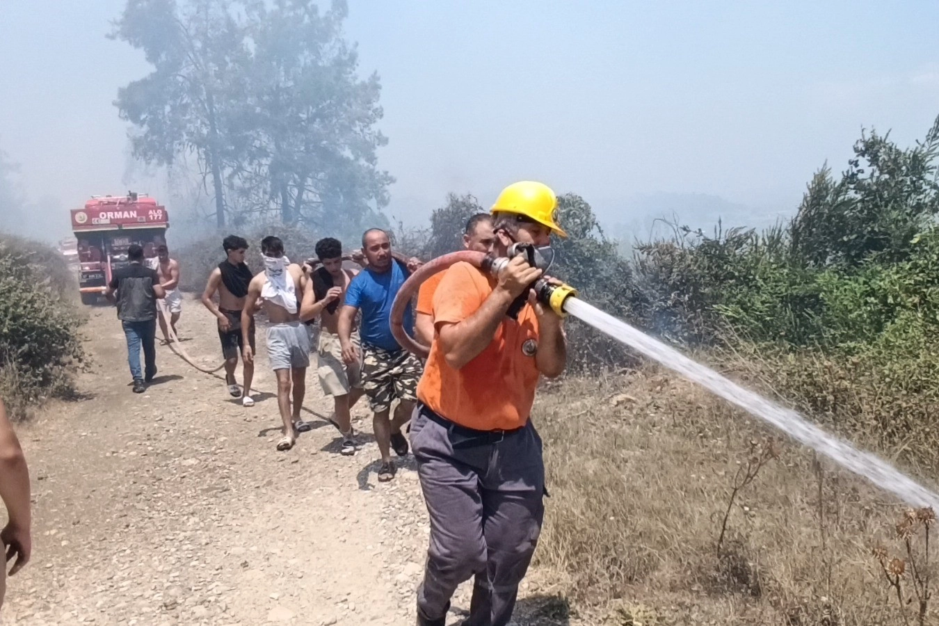 Antalya'da mezarlık yangını ormana sıçradı, mahalleliyi alarma geçirdi