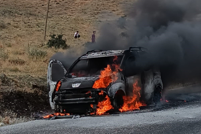 Seyir halindeki araç cayır cayır yandı