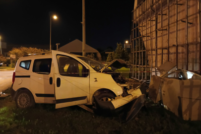 Köprülü kavşağın beton ayağına çarptı, aracın motoru paramparça oldu!