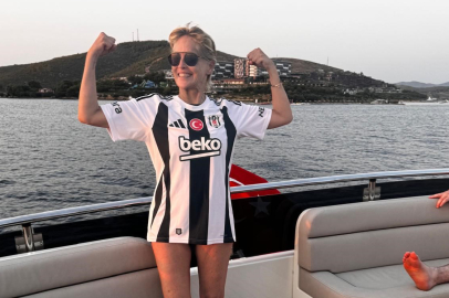 Hollywood Yıldızı Bodrum'da Beşiktaş Formasıyla Poz Verdi