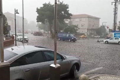 Fırtınada çatılar uçtu, ağaçlar devrildi