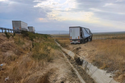 Yoldan çıkan tır tarlaya girdi