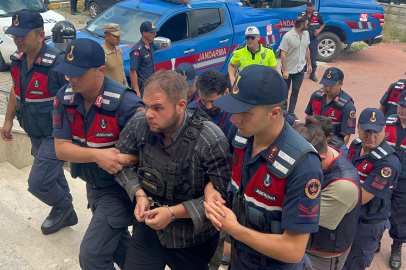 3 Akrabasını Bıçakla Öldürdü, Evi Ateşe Verdi