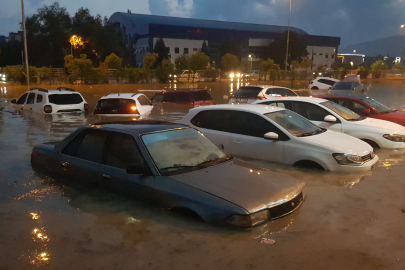 Yollar göl oldu, iş yerleri sular altında kaldı!