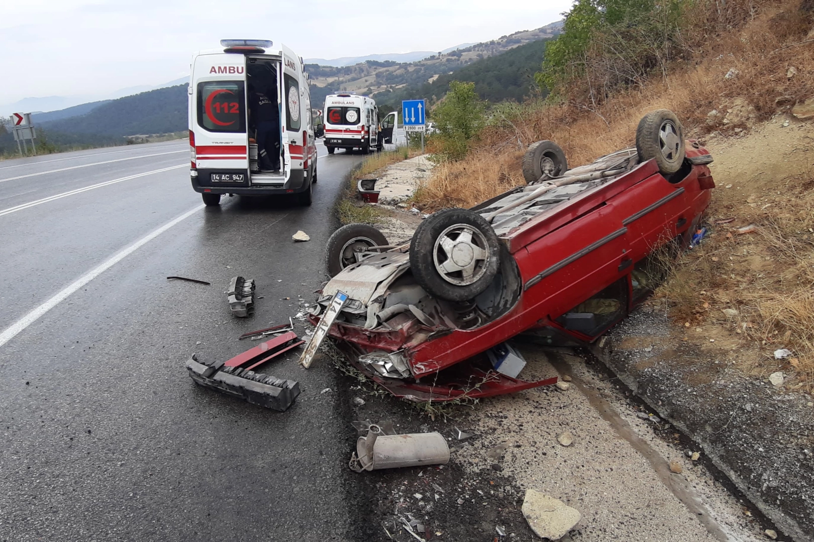 Otomobil takla attı: Yaralıların yardımına nöbetten çıkan sağlıkçılar koştu