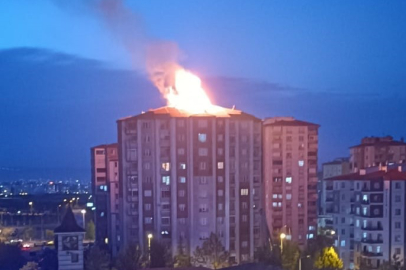 Alevler Çatıyı Sararken Bina Tahliye Edildi