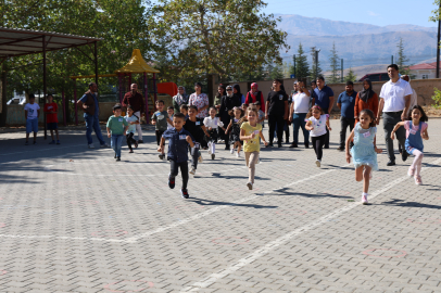 Depremin merkez üssünde minikler okulla tanıştı