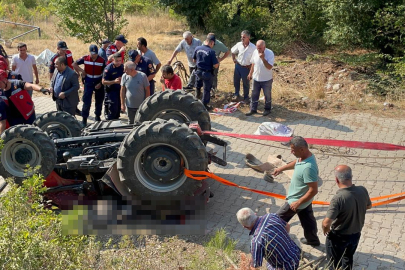 Devrilen traktörün altında kalan hala yeğen hayatını kaybetti