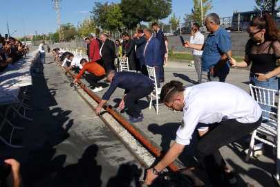 Tek şişte yapılan 65 metrelik kebap dakikalar içerisinde tüketildi