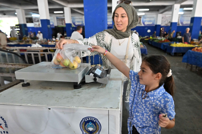 Vatandaş  Aldığı Ürünü Belediyenin Hassas Terazisinde Teyit Ediyor