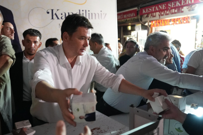 Erkan Aydın Ulu Cami'de kandil simidi dağıttı!