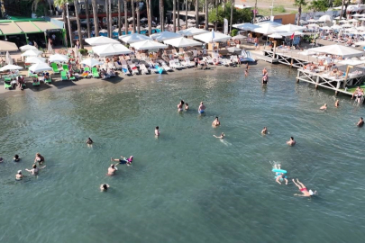 Denizin keyfini turistler çıkarıyor