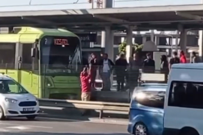 Metro Raylarına Atlayarak Koruma Teline Çıktı