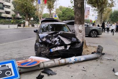 Önce Kaldırma Çıktı Ardından Da Aydınlatma Direğine Çarptı