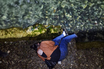 Alkollü kadın deniz kenarına düşerek bayıldı!