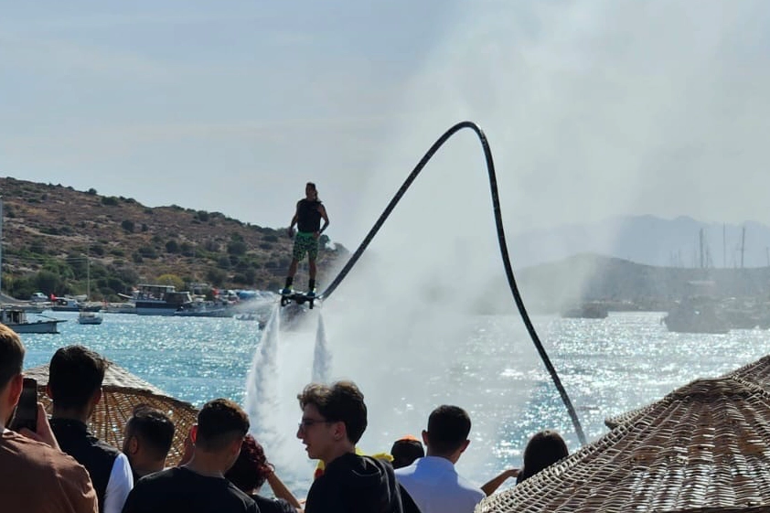 Turistler yüzerken büyük sürprizle karşılaştı