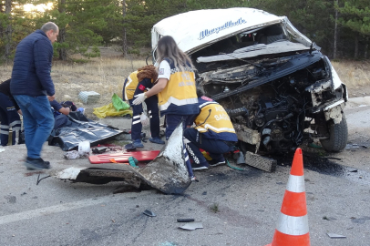 Karaman'da Feci Kaza: 2 Ölü, 13 Yaralı