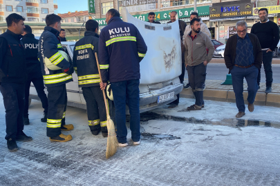 Trafik ışıklarında bekleyen otomobilde yangın